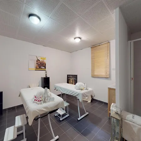 With Private Indoor Pool * Orelle